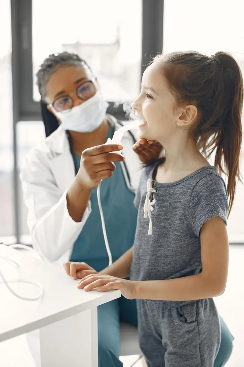 Profesional de salud aplicando una nebulización